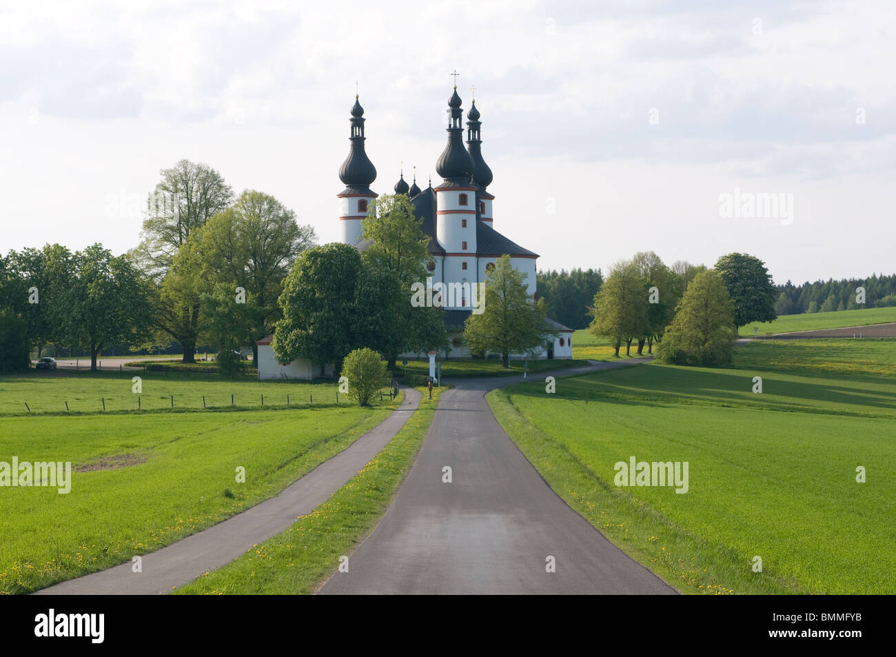 Prachtvolle Kirche inmitten von Wiesen. Waldsassen. Bayern. Deutschland. Stockfoto