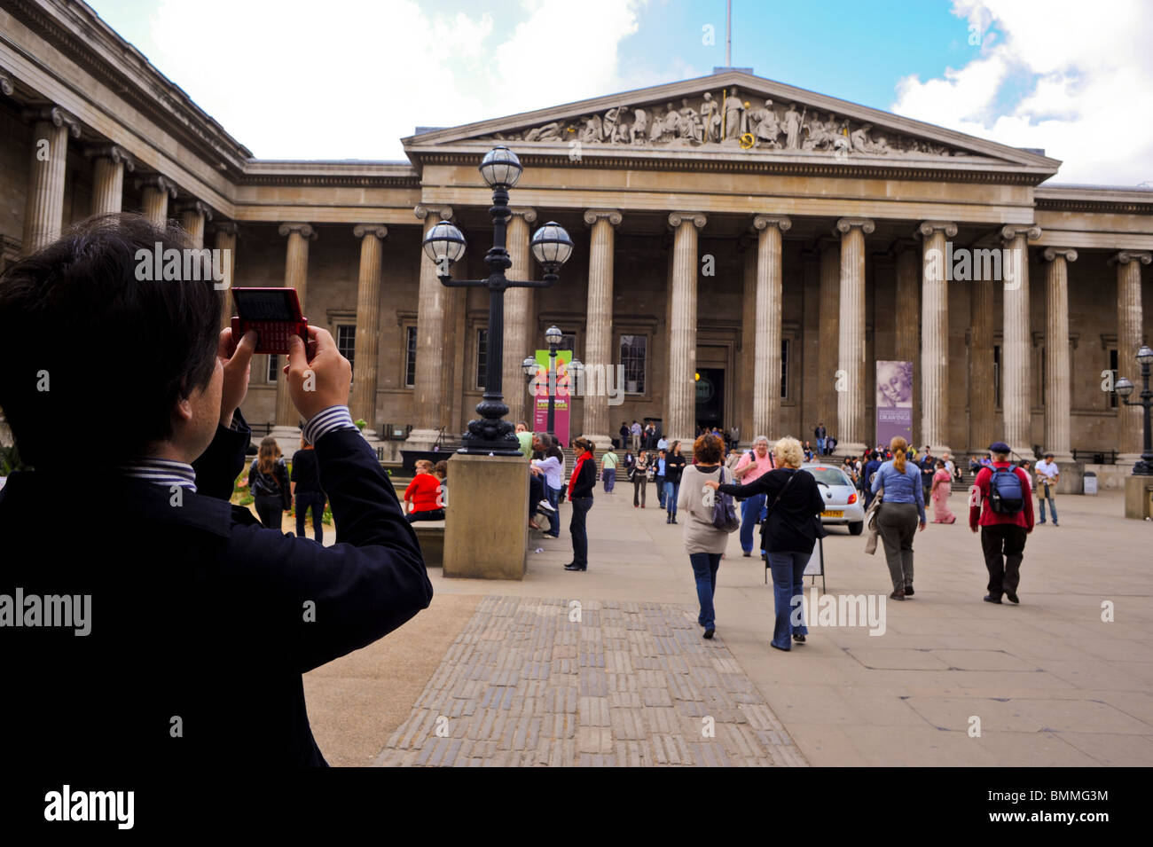 British Museum, London, England, Großbritannien, große Menschenmenge Peope, Mann von hinten, Kunstmuseum, Fotos vom Vordereingang, historische Feiertage Stockfoto
