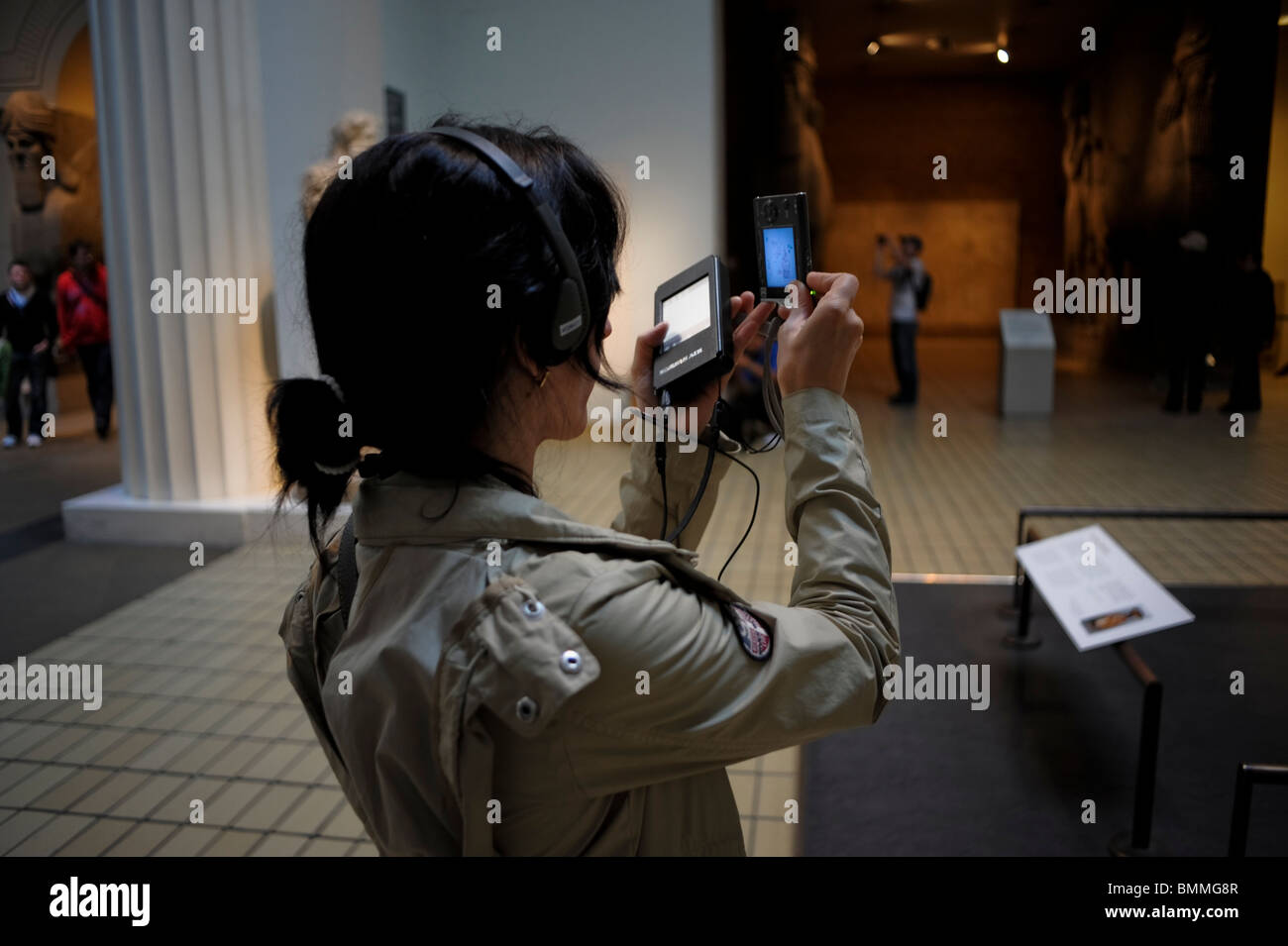 Weibliche Touristen mit Audiotour und Fotos antiker römischer Skulpturen im British Museum, London, England, Großbritannien, Smartphone-Tourismus Stockfoto