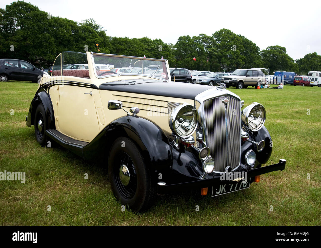 Wolseley 25 PS öffnen Tourer auf dem Display an Heskin Hall Zugmaschine und Oldtimer-Rallye Stockfoto