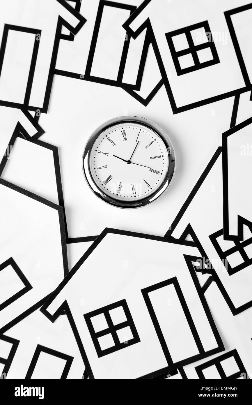 nach Hause Zeichen und Uhr, Immobilien-Konzept Stockfoto
