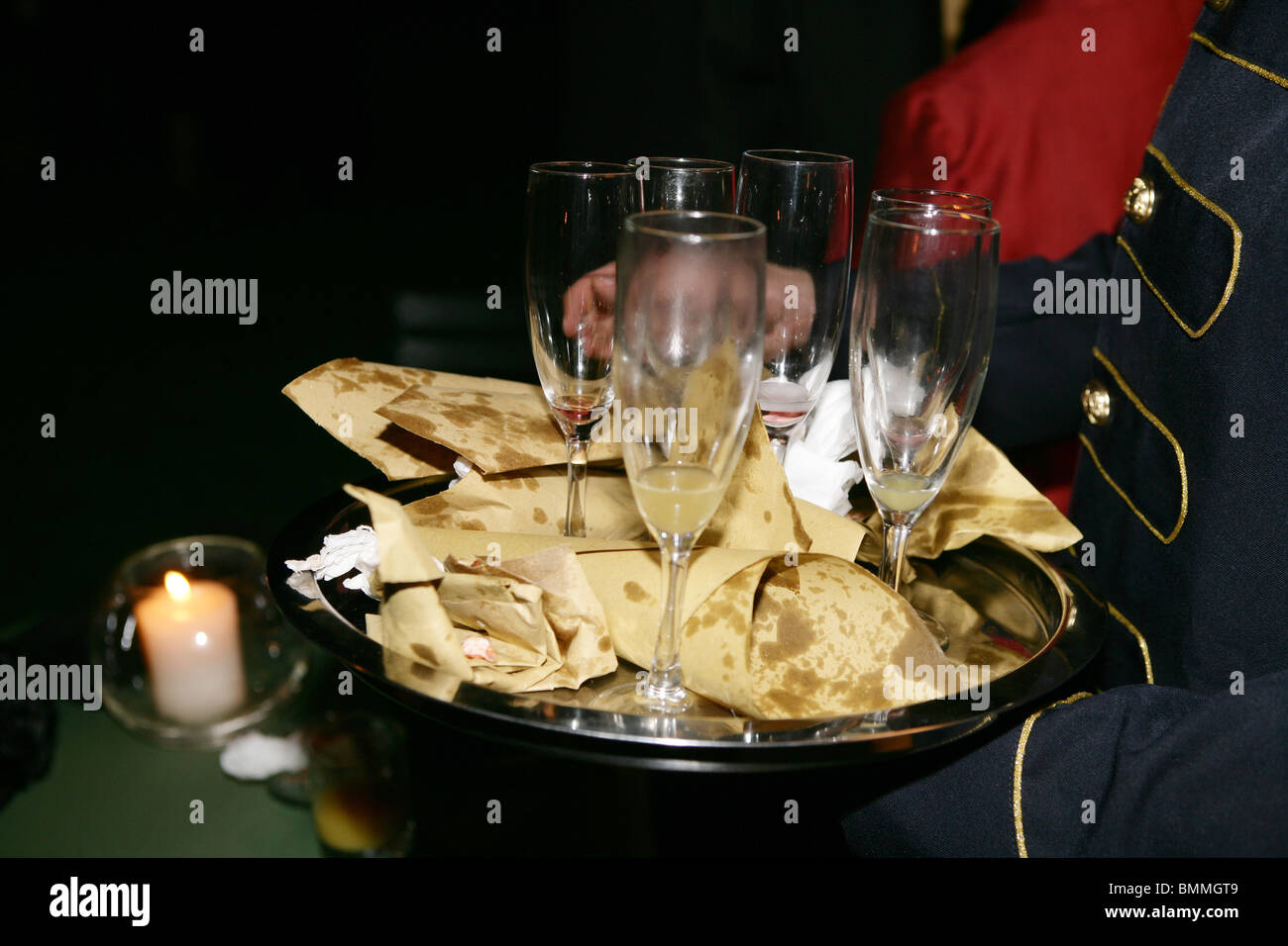 bringt der Kellner ein Tablett mit schmutzigen Kegel Überschwemmungen Rom Italien Stockfoto