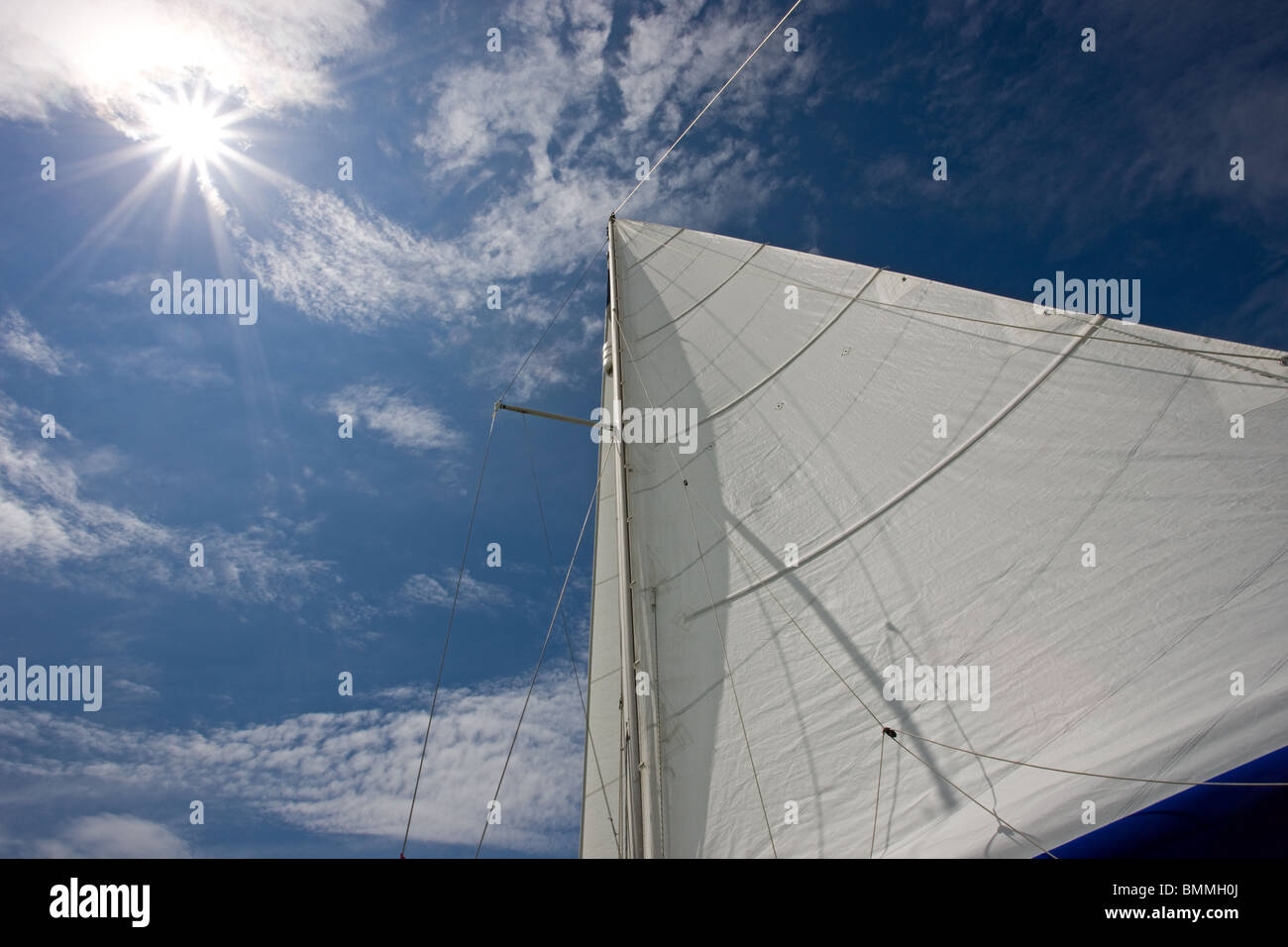 Sonne scheint auf einer Yacht die Segel herab Stockfoto