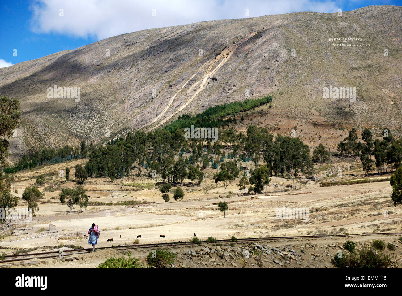 Menschen zu Fuß entlang der stillgelegten Bahnstrecke von Tarabuco in der Nähe von Sucre in Bolivien Stockfoto