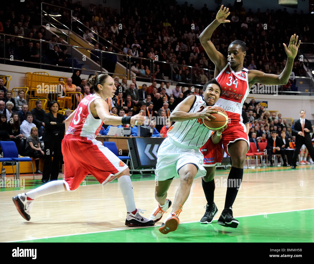 Cappie Pondexter #23 durchbricht Verteidigung von Diana Taurasi #13 und Sylvia Fowles #34 Stockfoto