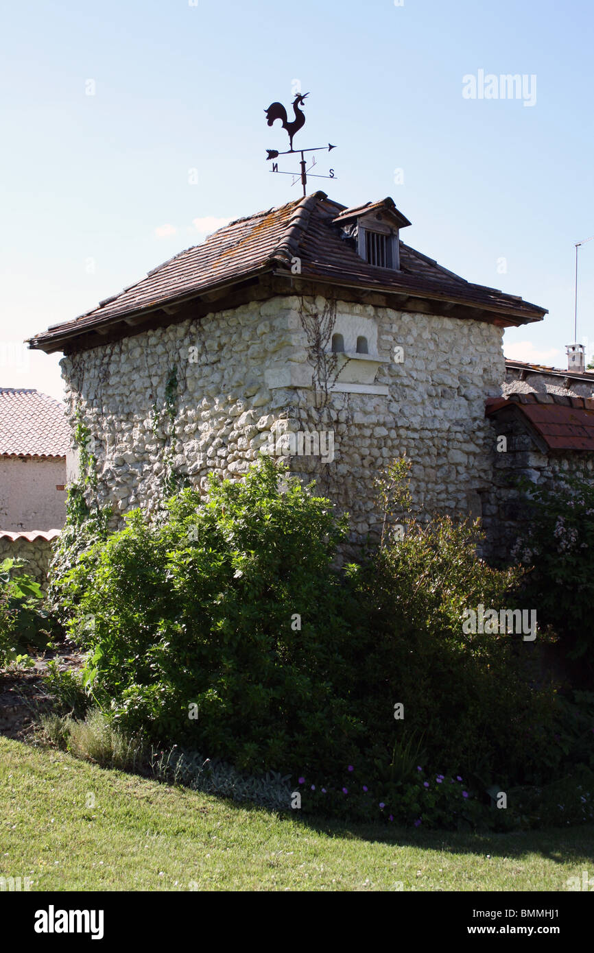 Taubenhaus, Taubenschlag, hinter Bauernhaus in SW St Romain, Charente