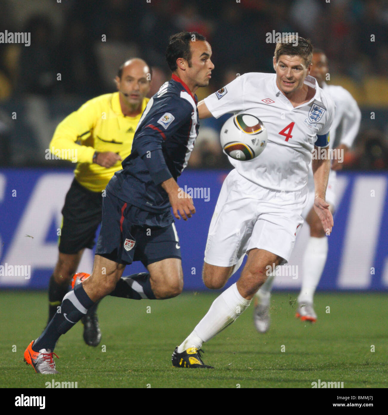 Landon Donovan der Vereinigten Staaten (l) bringt den Ball nach unten gegen Steven Gerrard der England (r) während des Spiels World Cup 2010 Stockfoto