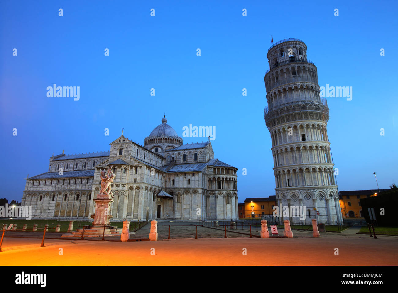 Der schiefe Turm und der Kathedrale in Piazza dei Miracoli in Pisa, Italien Stockfoto