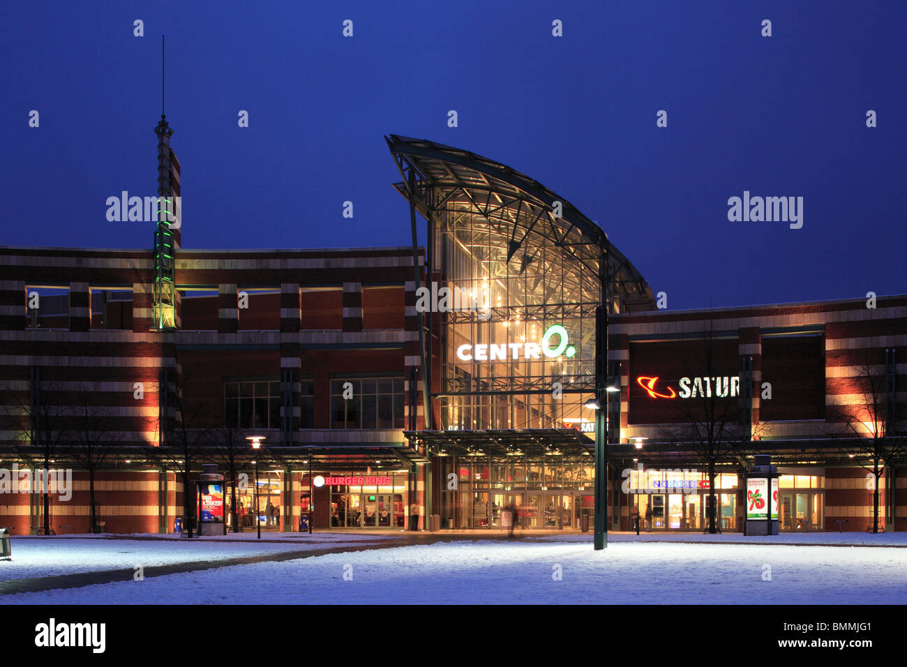 Abendaufnahme, Eingangsbereich Zum Einkaufs-Und Freizeitzentrum Centro, Winterlich Verschneit, Oberhausen-Neue Mitte, Ruhrgebiet, Nordrhein-Westfalen Stockfoto Abendaufnahme, Eingangsbereich Zum Einkaufs-Und Freizeitzentrum Centro, Winterlich Verschneit, Oberhausen-Neue Mitte, Ruhrgebiet, Nordrhein-Westfalen Stockfoto