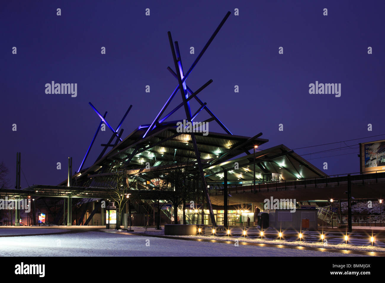 Abendaufnahme, moderne Busstation bin Winterlich Verschneit, Einkaufs-Und Freizeitzentrum Centro Oberhausen-Neue Mitte, Ruhrgebiet, Nordrhein-Westfal Stockfoto Abendaufnahme, moderne Busstation bin Winterlich Verschneit, Einkaufs-Und Freizeitzentrum Centro Oberhausen-Neue Mitte, Ruhrgebiet, Nordrhein-Westfal Stockfoto