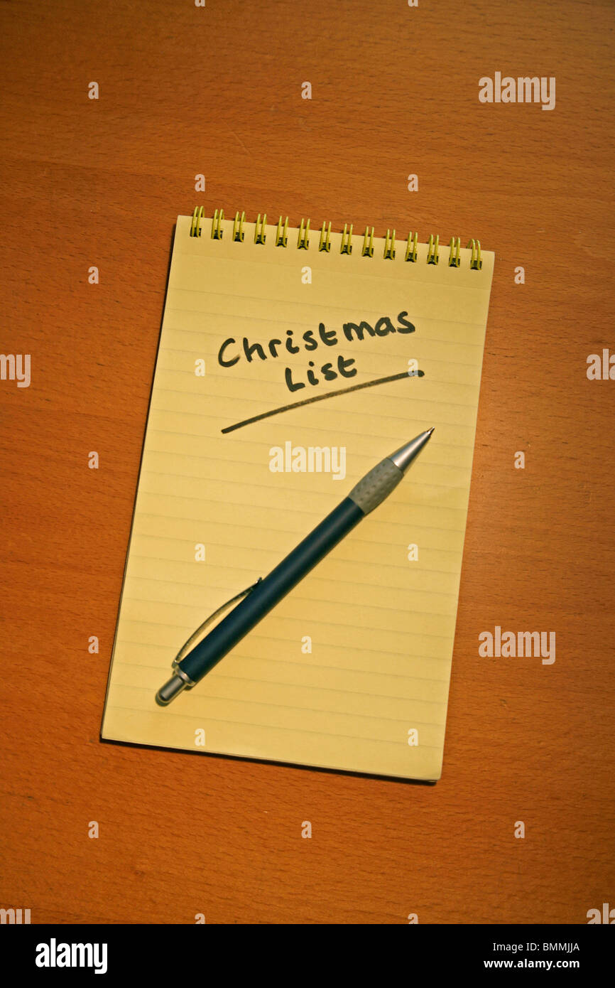 Weihnachts-Shopping Liste auf farbigen Spirale gebunden Notizblock Stockfoto
