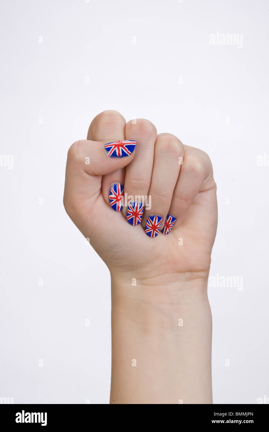 Hand mit britischer Flagge gemalt auf den Nägeln bilden eine Faust Stockfoto