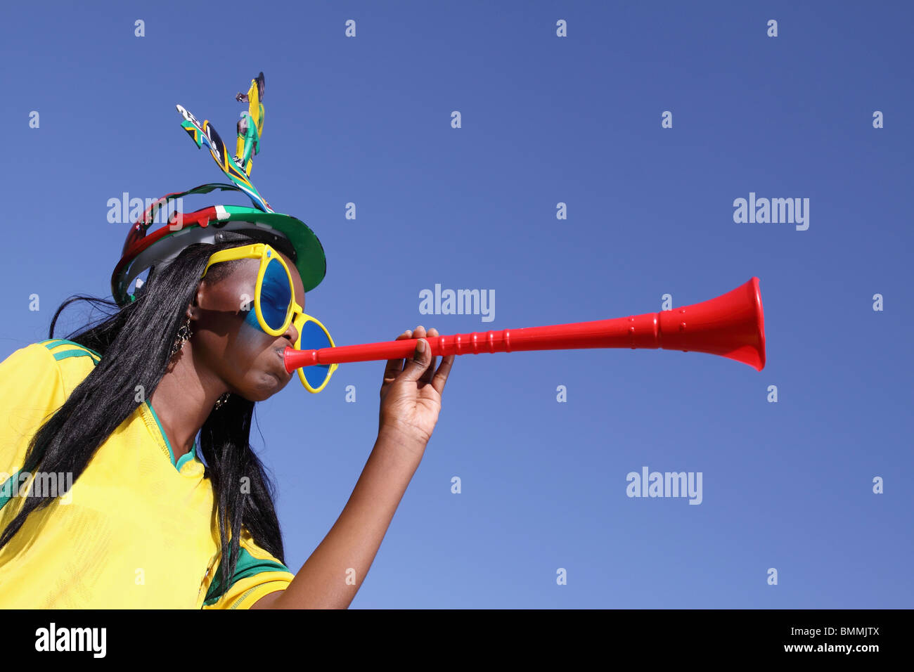 Fußball Fan bläst die Vuvuzela, Johannesburg, Südafrika Stockfoto
