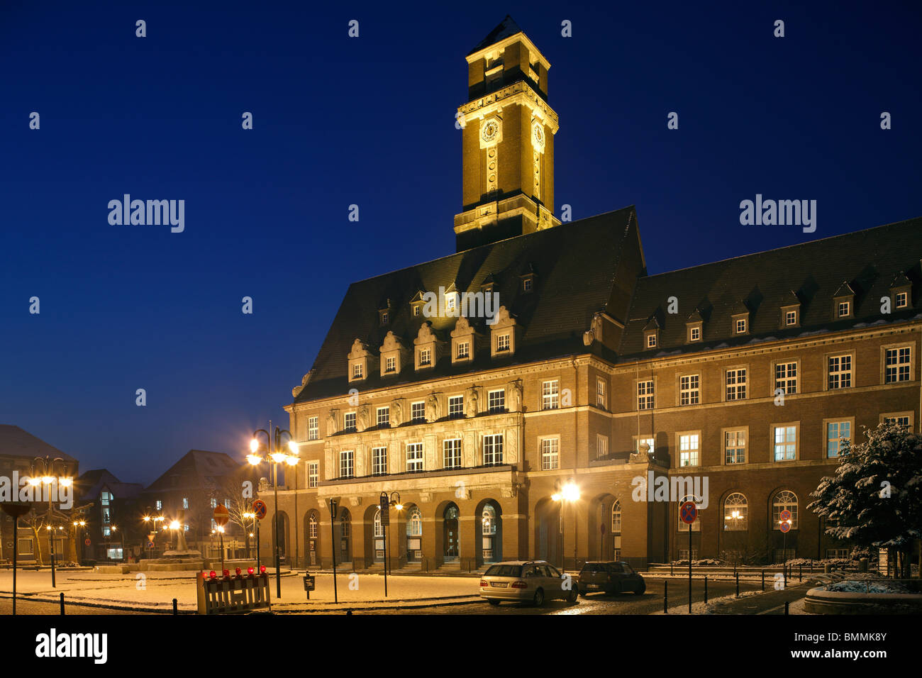 Beleuchtetes Rathaus bin Ernst-Wilczok-Platz in Bottrop, Ruhrgebiet, Nordrhein-Westfalen Stockfoto
