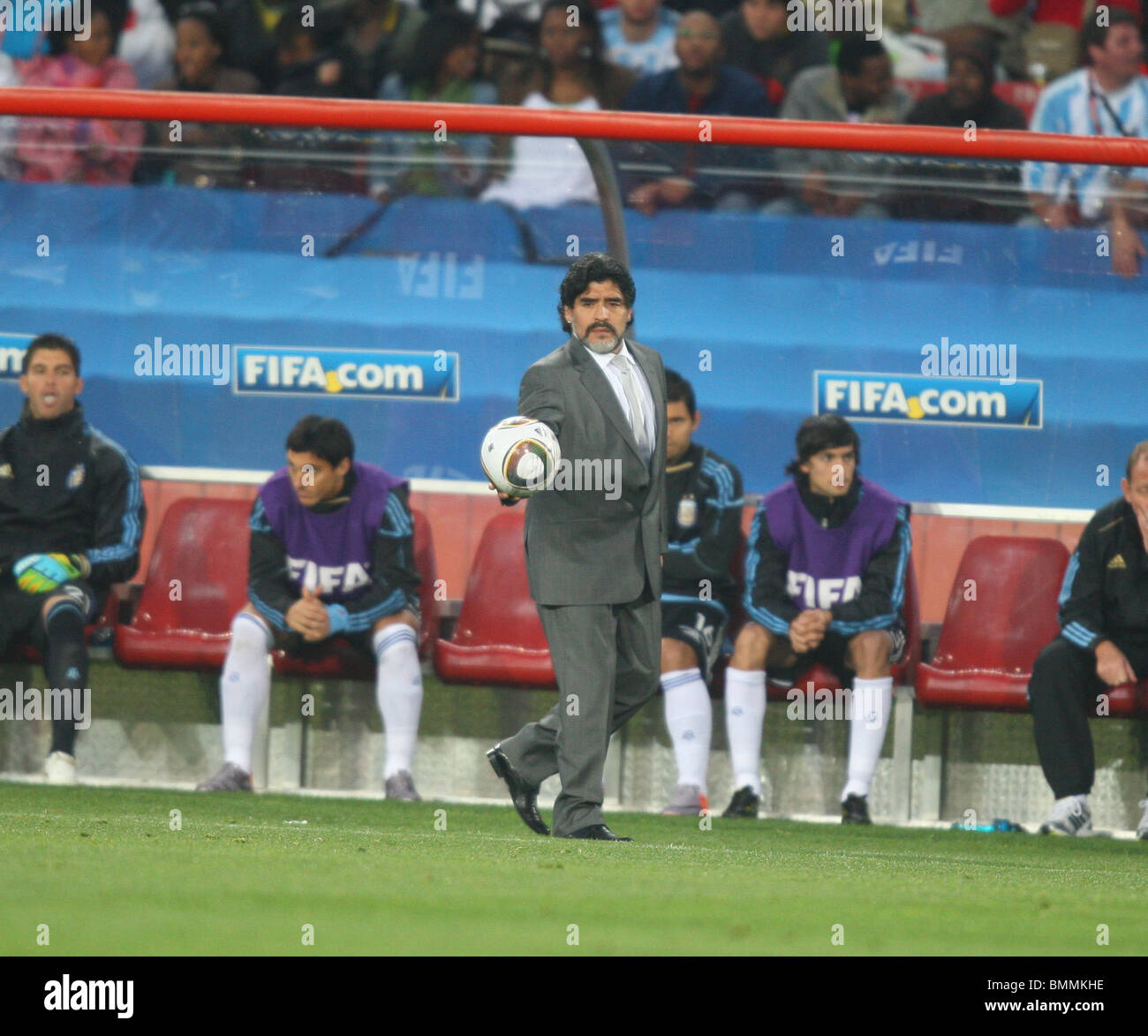 DIEGO MARADONA mit BALL Argentinien V NIGERIA ELLIS PARK JOHANNESBURG Südafrika 12. Juni 2010 Stockfoto