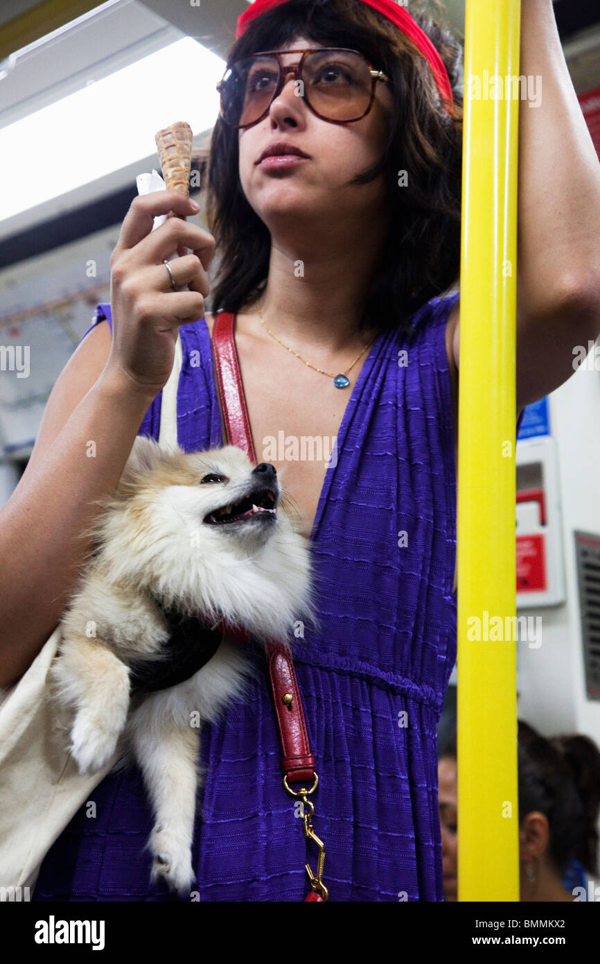 Frau mit einem Hund in London, United Lingdom Stockfoto