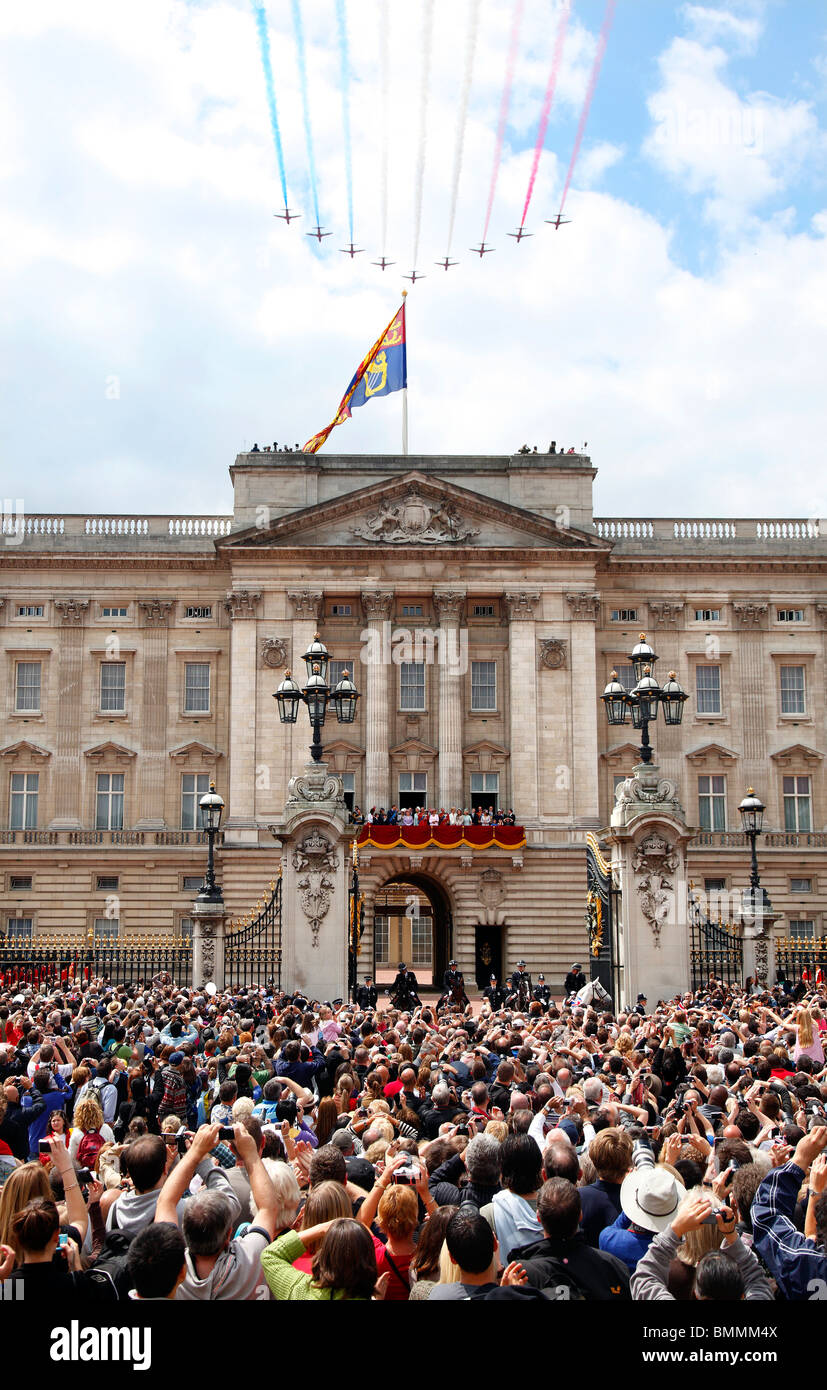 Rote Pfeile Durchflug im Buckingham Palace auf Queen "Elisabeths Geburtstagsfeiern Stockfoto