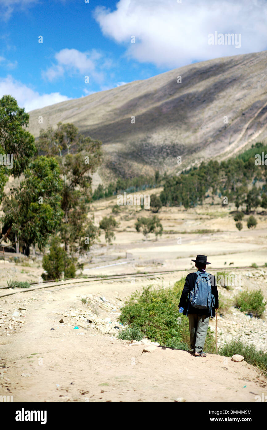 Menschen zu Fuß entlang der stillgelegten Bahnstrecke von Tarabuco in der Nähe von Sucre in Bolivien Stockfoto