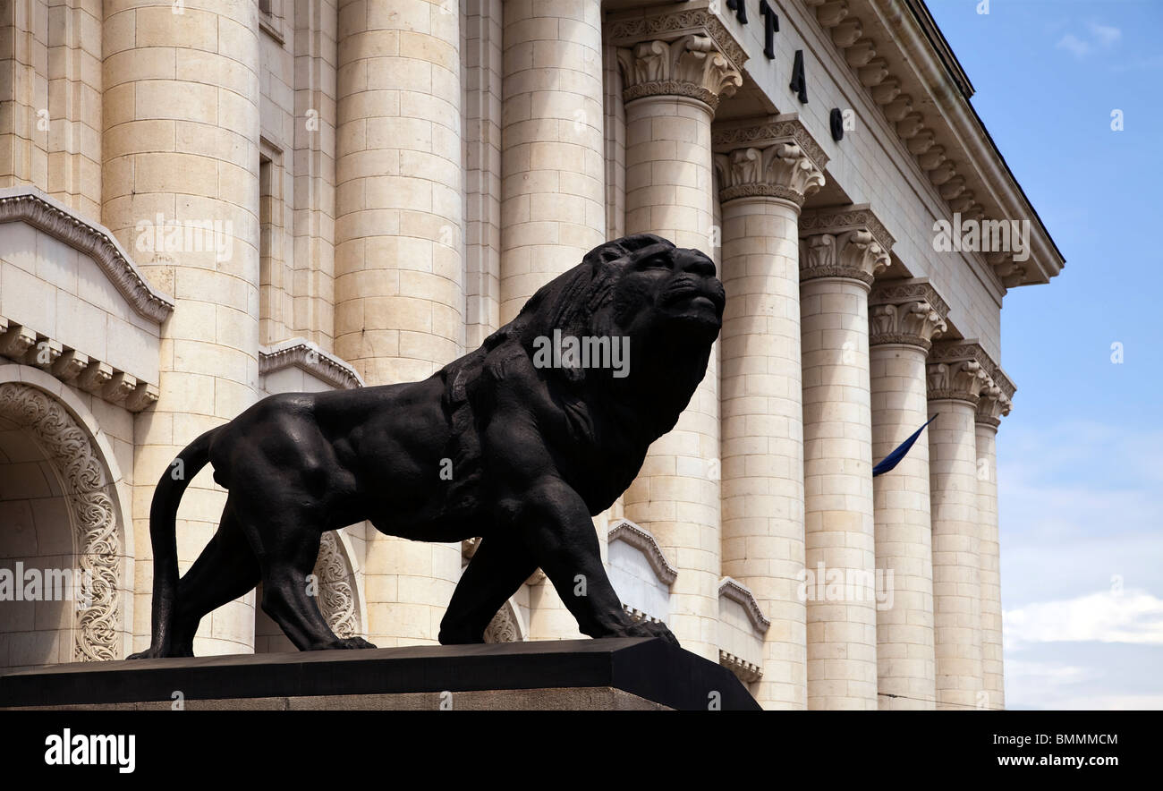 Löwenstatue an das Gesetz Gerichtsgebäude in Sofia, Bulgarien Stockfoto