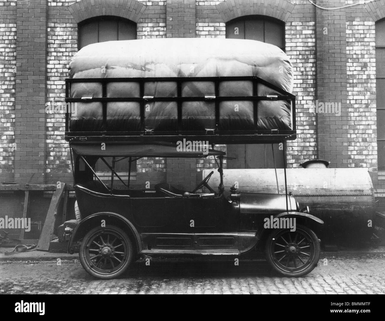 1917 Maxwell, die Verwendung von Gas als Brennstoff. Große Tasche mit Gas auf Dach. Stockfoto