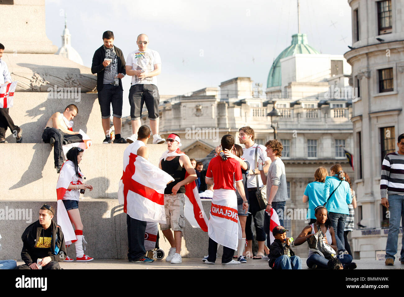 England Fußball-Fans auf dem Trafalgar Square in London während der WM 2010 Stockfoto