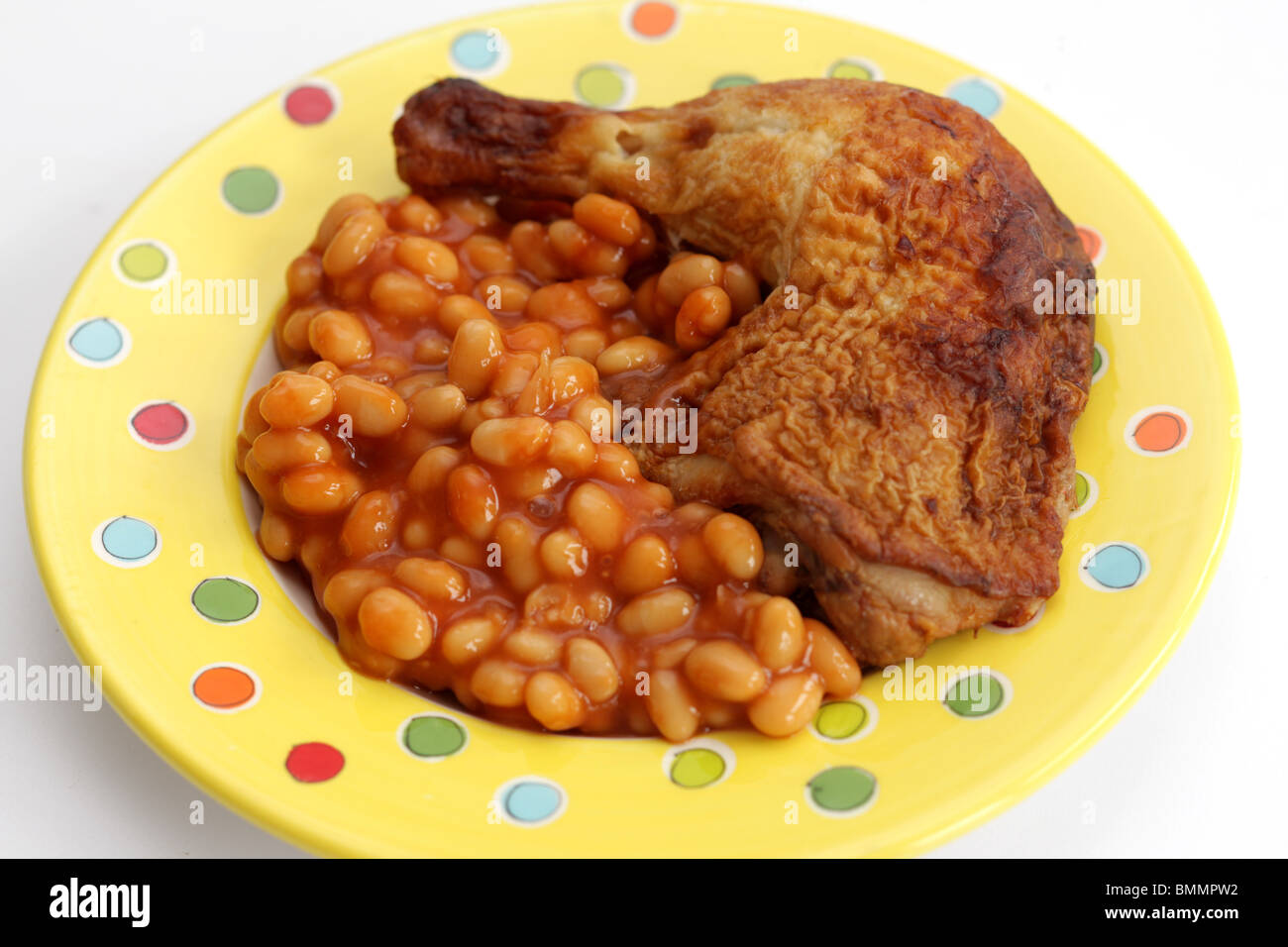 Frische Brathähnchen mit gebackenen Bohnen in Tomatensoße Isoliert gegen einen weißen Hintergrund mit keine Menschen und einen Freistellungspfad Stockfoto