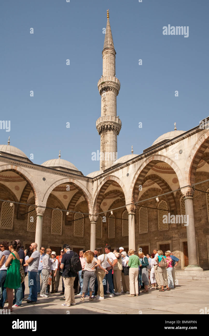 Touristen, die Sultanahmet-Moschee, auch bekannt als die blaue Moschee und Sultan Ahmed Mosque, Istanbul, Türkei Stockfoto