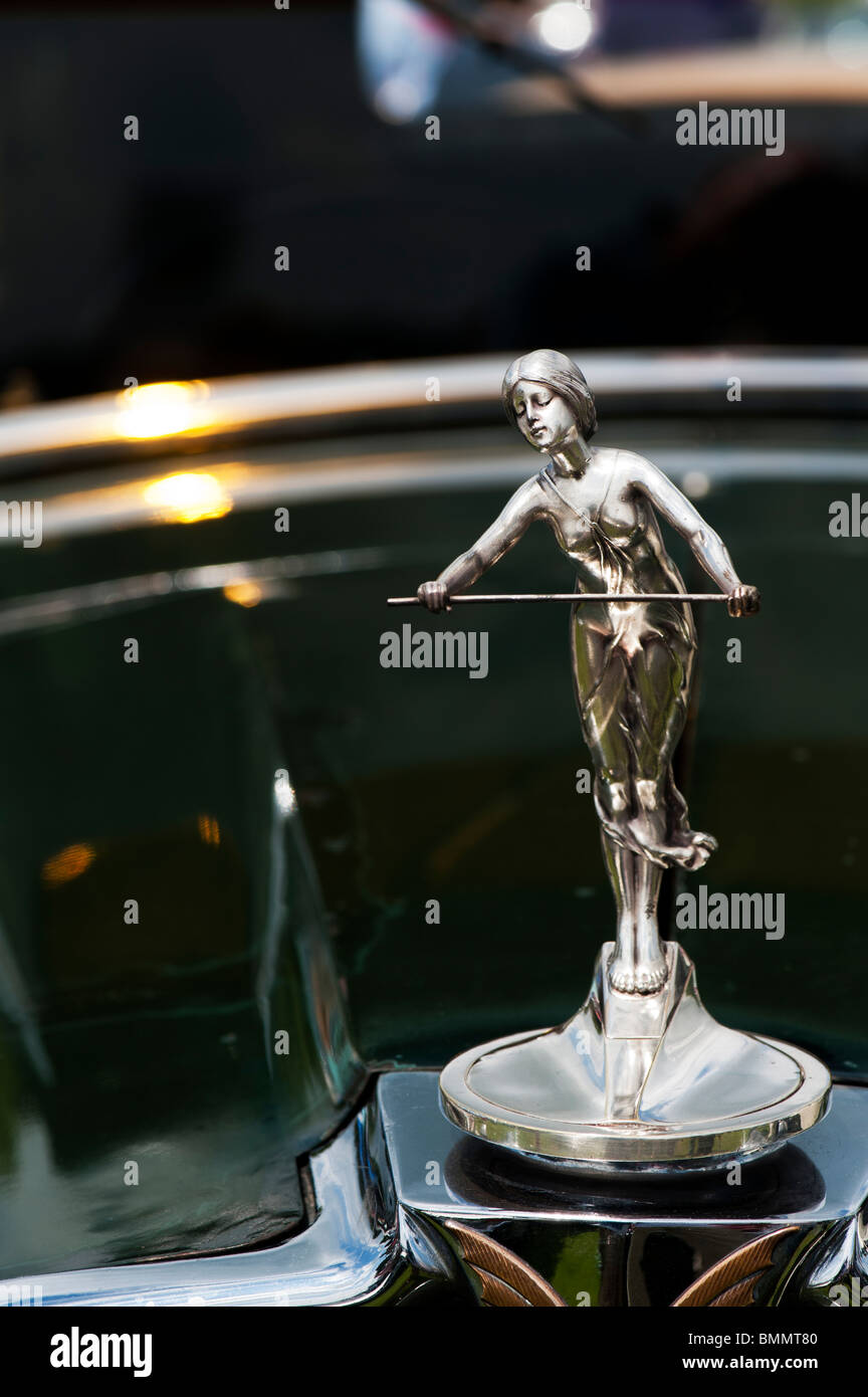 Kühlerfigur Chrom Frau auf einem klassischen Oldtimer Star Stockfoto