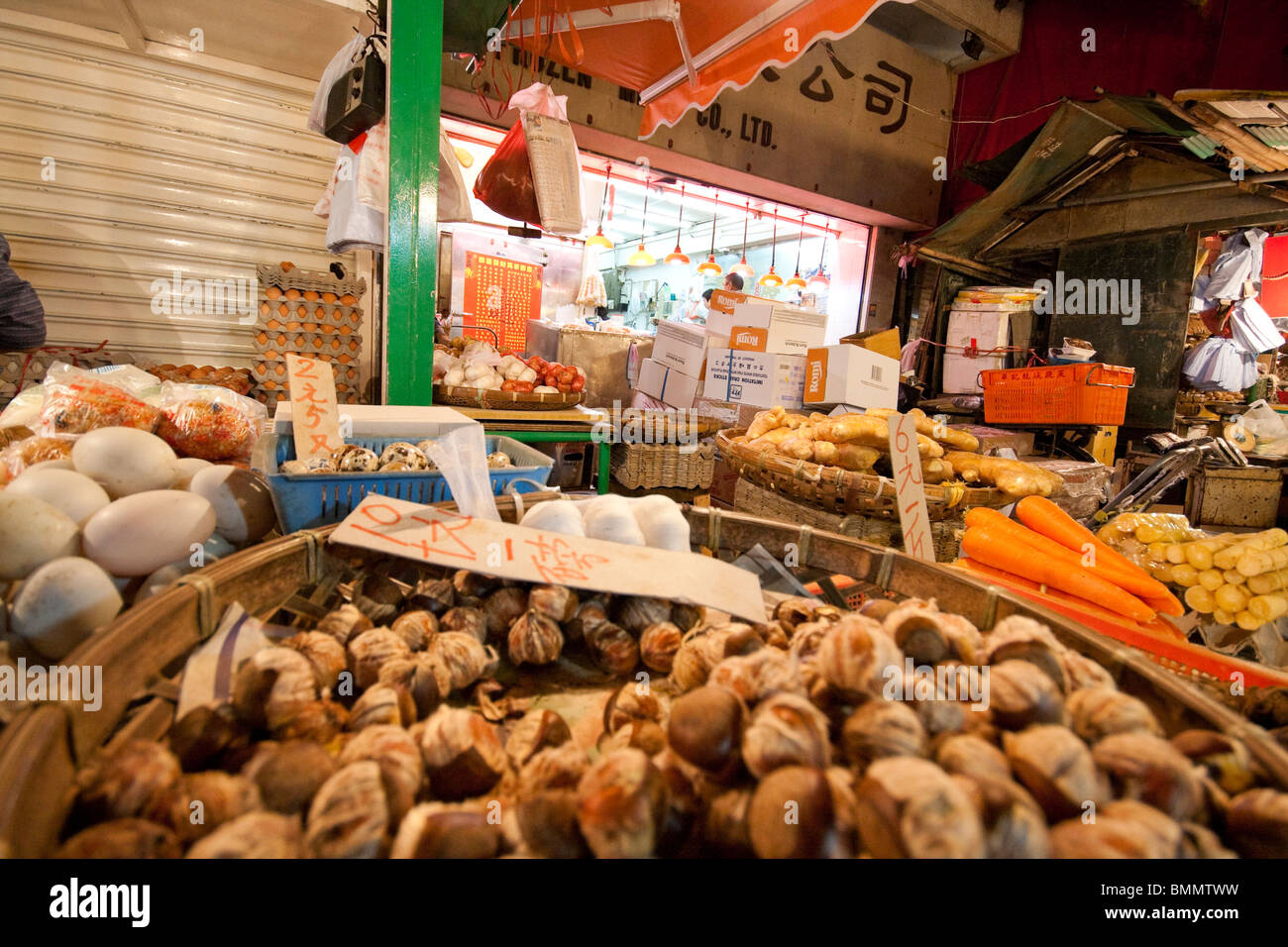 Food-Artikel auf dem Display im Markt in Hong Kong Stockfoto