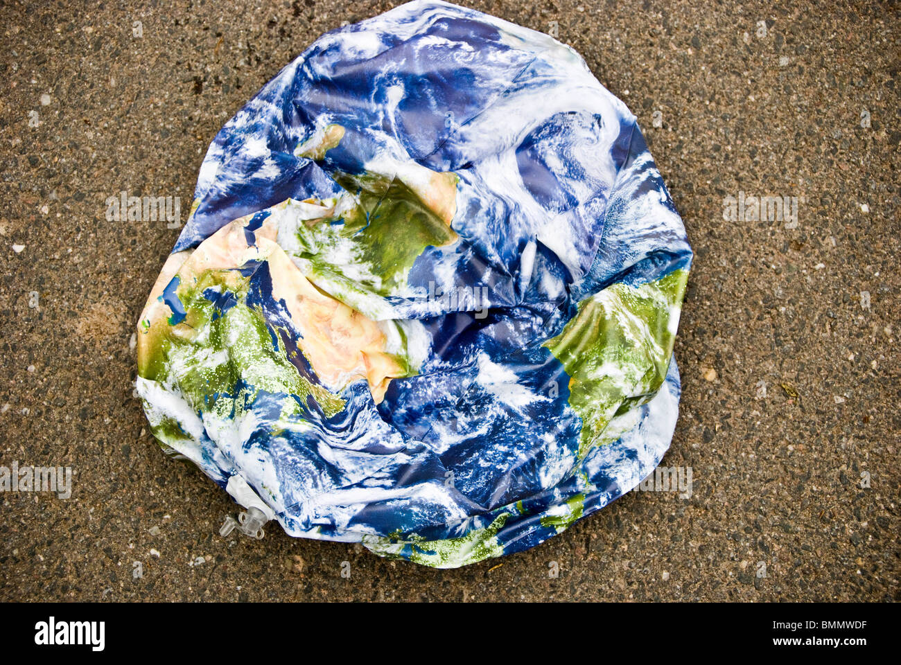 Eine Erde Kugel deflationiert, globale Erwärmung Konzept Stockfoto