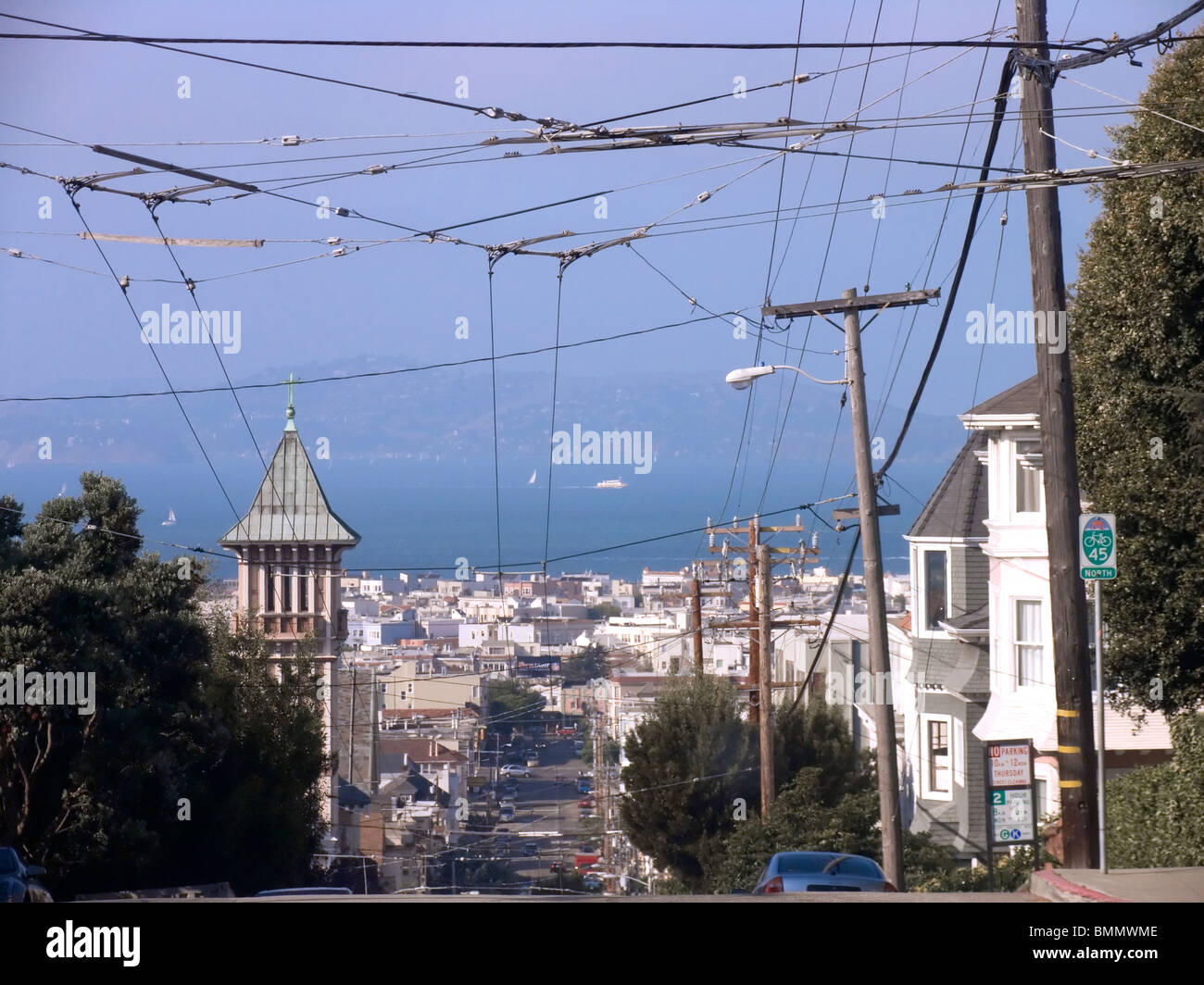 A Straßenszene Blick auf die Bucht mit Straßenbahn Kabel über die Straße, San Francisco, Kalifornien, USA Stockfoto