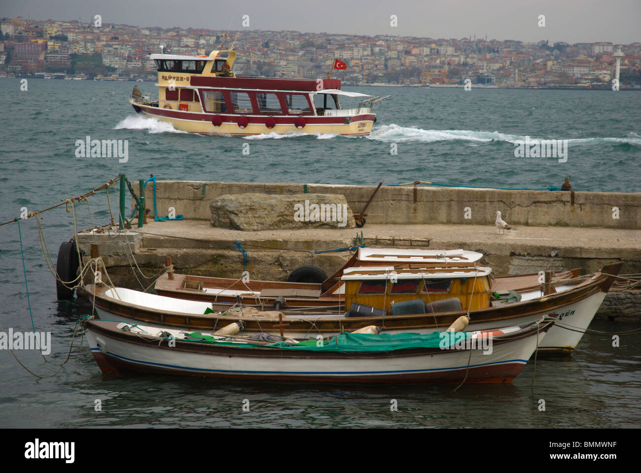 Bosporus in Kabatas Beyoglu Bezirk Istanbul Türkei Europa Stockfoto