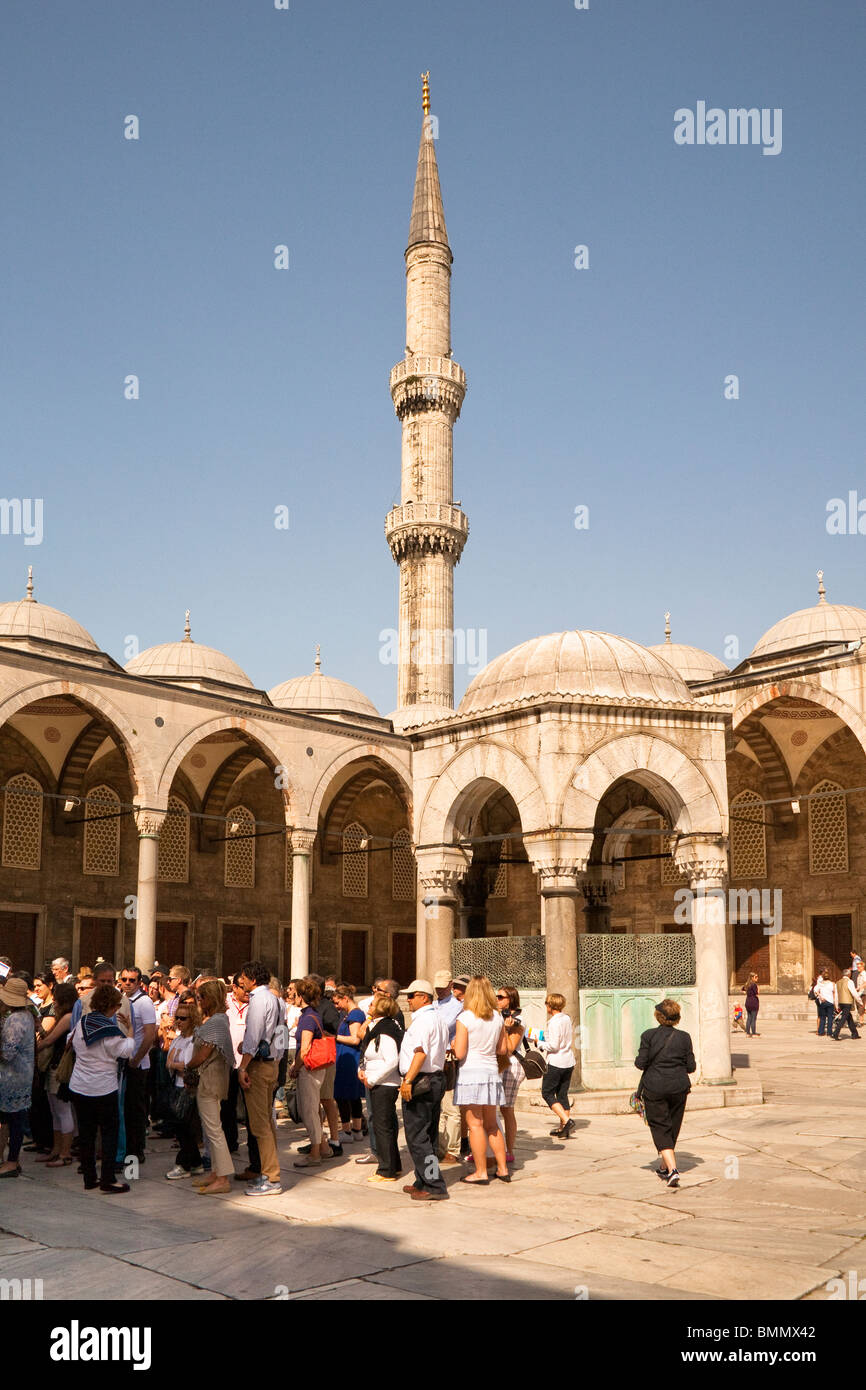 Touristen, die Sultanahmet-Moschee, auch bekannt als die blaue Moschee und Sultan Ahmed Mosque, Istanbul, Türkei Stockfoto