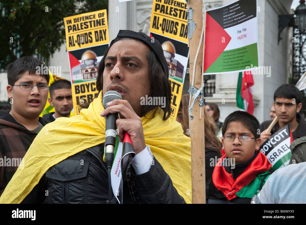 Muslimischen Mann sprechen und Plakate zu Beginn der Al Quds Day (Jerusalem-Tag) März in London Stockfoto