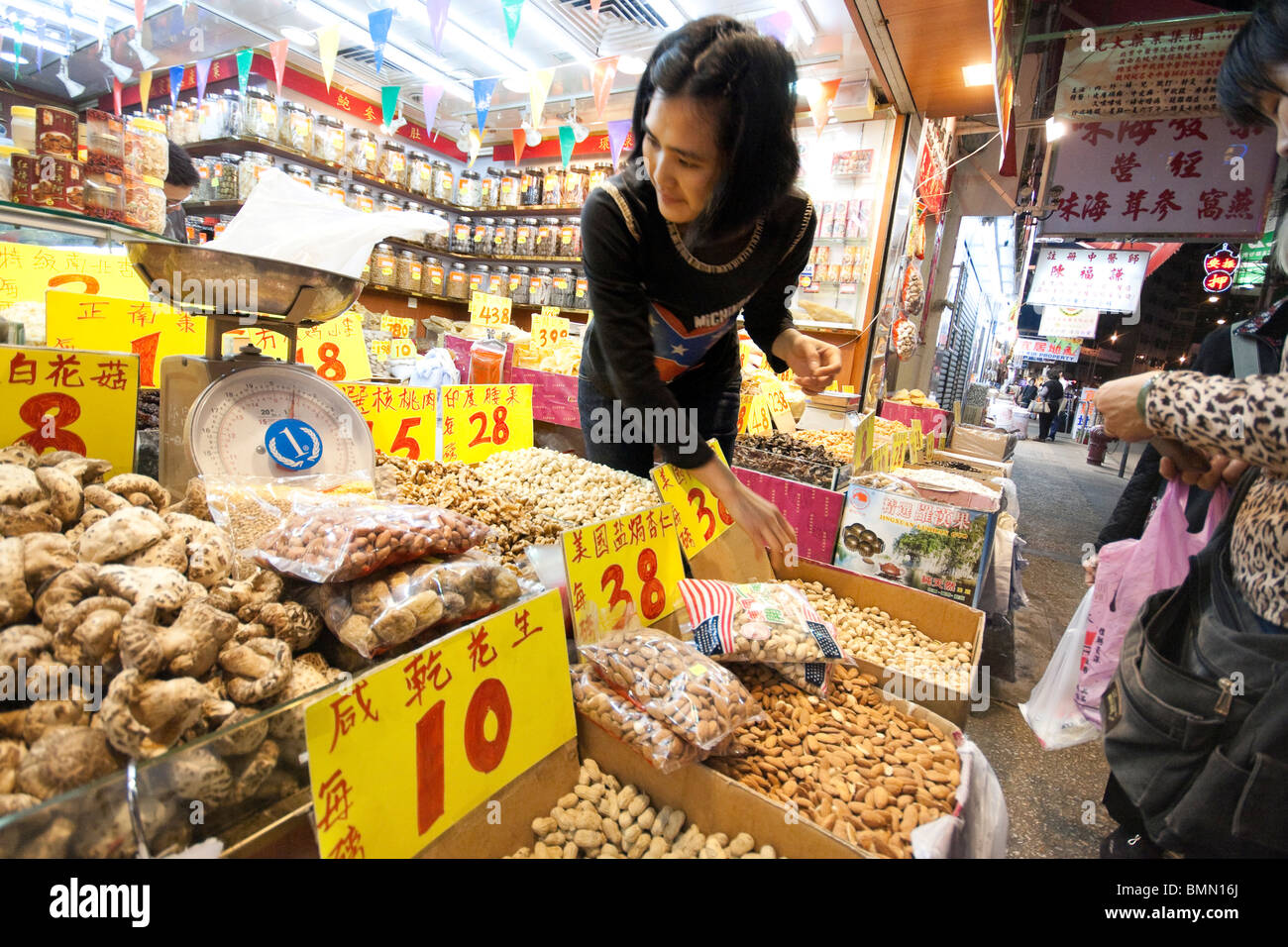 Kunden kaufen getrocknete Lebensmittel, Samen, Nüssen und andere Sachen im Store in Hong Kong Stockfoto