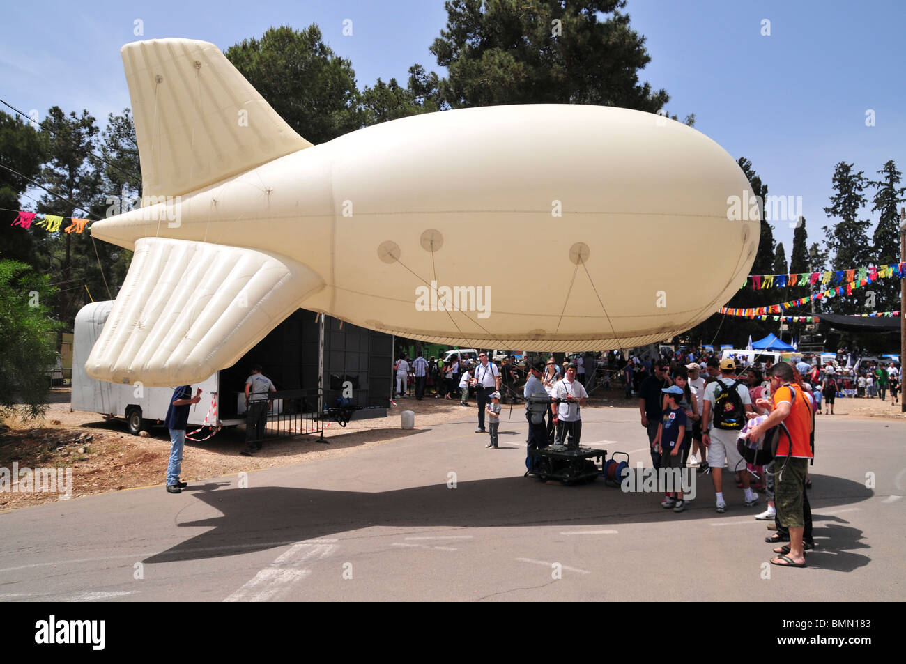 Israelische Polizei Menge Kontrolle und Sicherheit-Helium-Ballon Stockfoto
