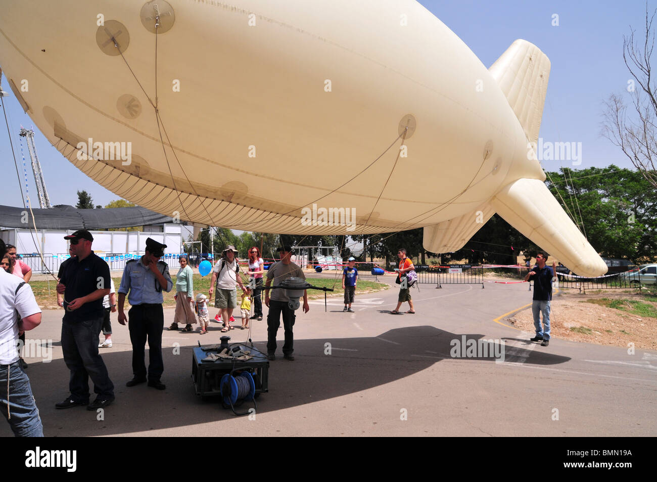 Israelische Polizei Menge Kontrolle und Sicherheit-Helium-Ballon Stockfoto