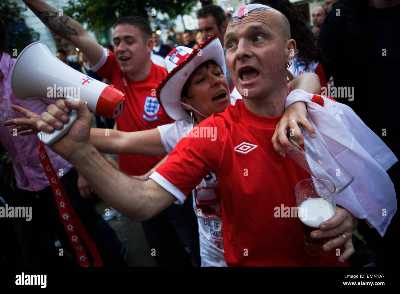 England WM-Fußball-Fans sehen ihr Team Eröffnung gegen USA im Fernsehen vor West End Pub übereinstimmen. Stockfoto