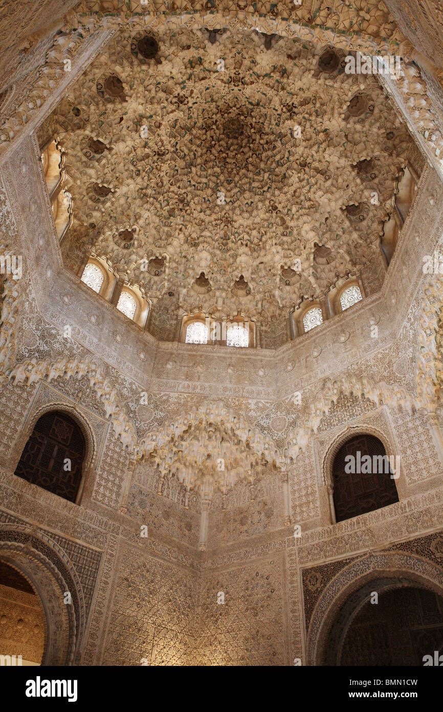 Die aufwändig gestalteten Detail einer gewölbten Decke in der Sala de los Abencerrajes in der Alhambra, Granada, Spanien Stockfoto