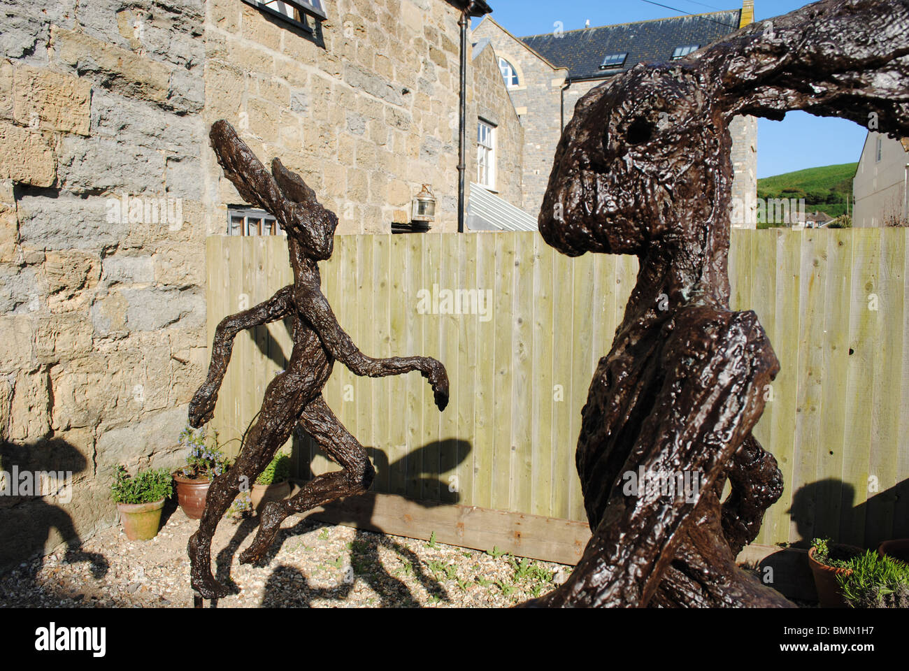 Skulpturen Bronze Hase Slade Yard Gallery in West Bay, Dorset, England Stockfoto