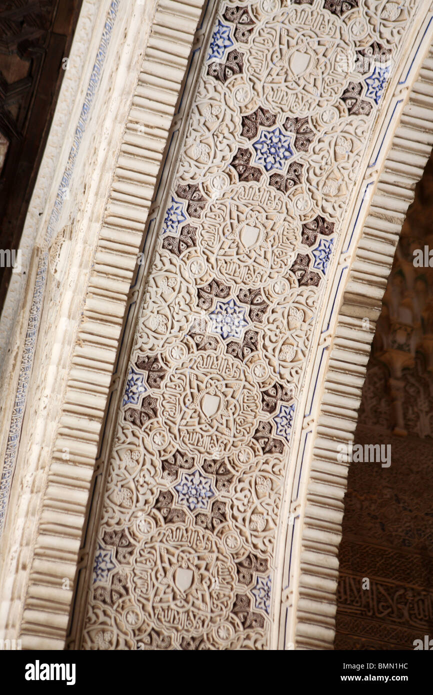 Aufwendigen maurischen verzierten Bogen innerhalb eines Gebäudes in der Alhambra, Granada, Spanien Stockfoto