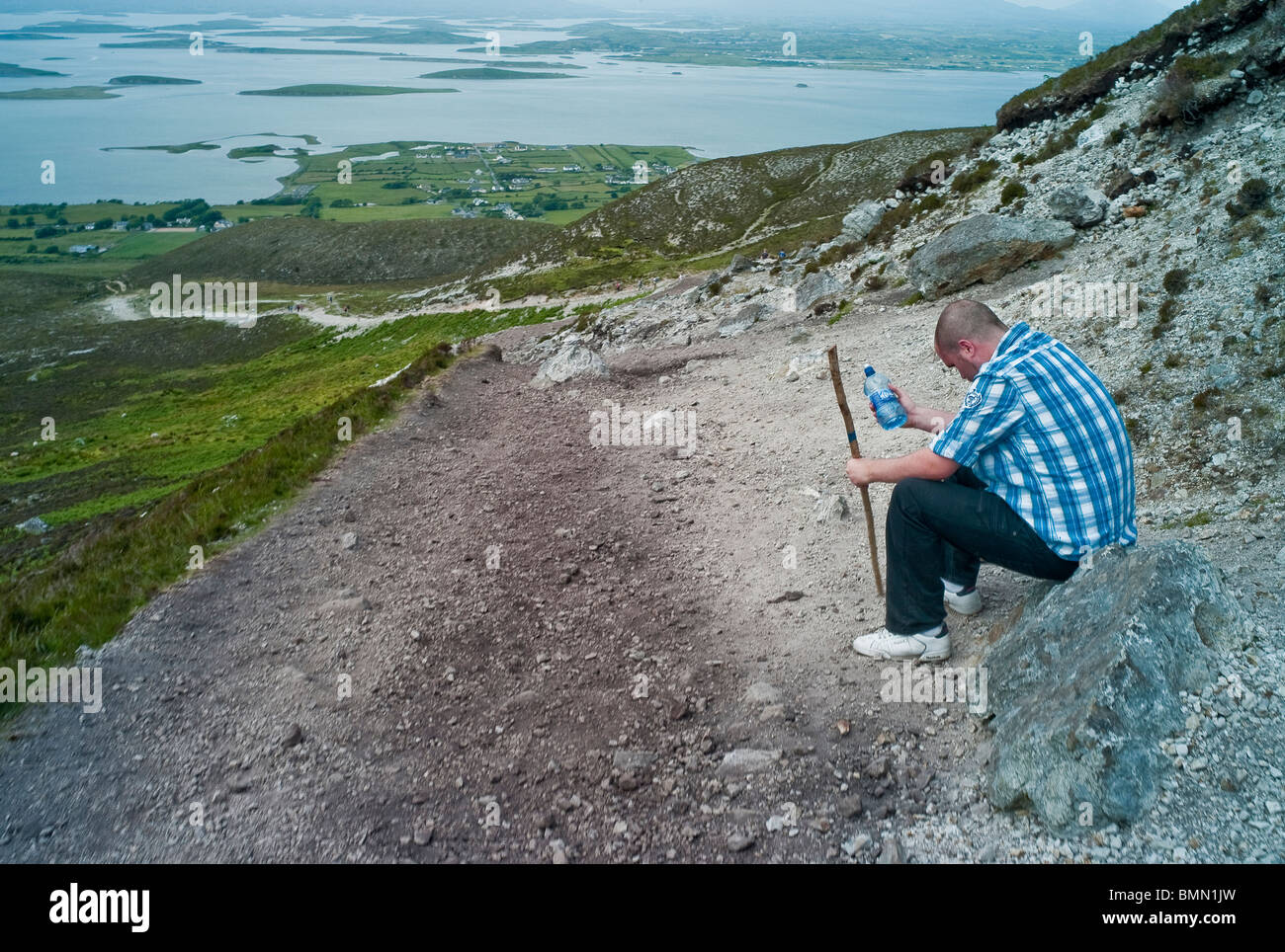 Pilger und Touristen an der Steigung auf Croagh Patrick, County Mayo, Irland. Stockfoto