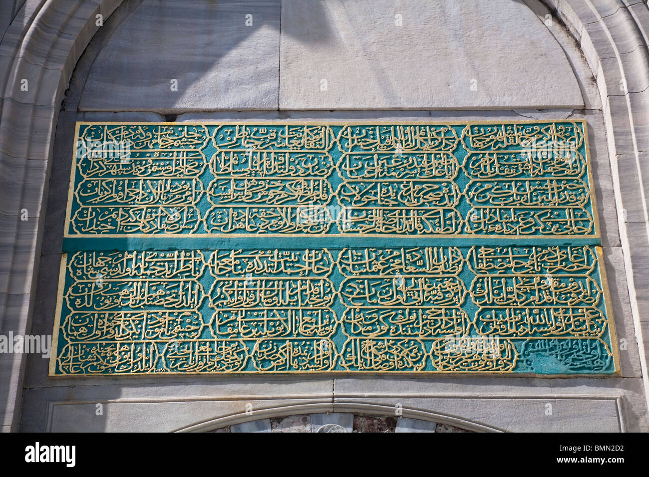 Islamische Inschrift am Eingang, Sultanahmet-Moschee, auch bekannt als die blaue Moschee und Sultan Ahmed Mosque, Istanbul, Türkei Stockfoto