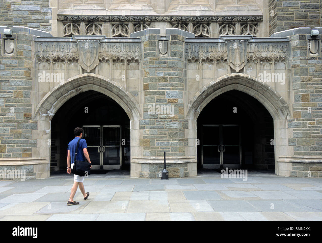 Princeton University Campus Firestone Library. Ivy League Schule. Student betritt ein gotisches Steinbaugebäude auf dem Campus. USA Stockfoto