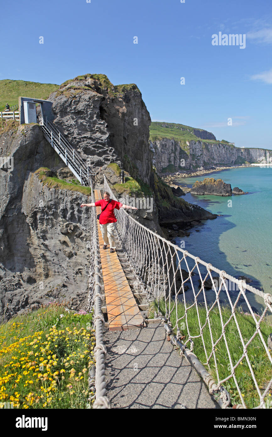 Fuß über Carrick-a-Rede Rope Bridge, Ballintoy, County Antrim, Nordirland Stockfoto