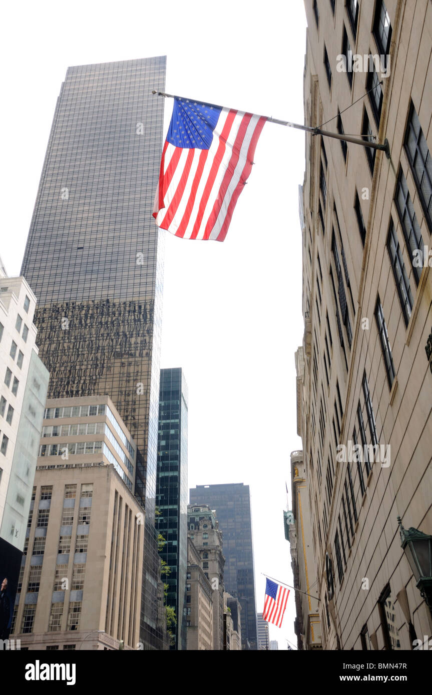 Amerikanische Flagge Wolkenkratzer Hintergrund, New York City, USA Stockfoto