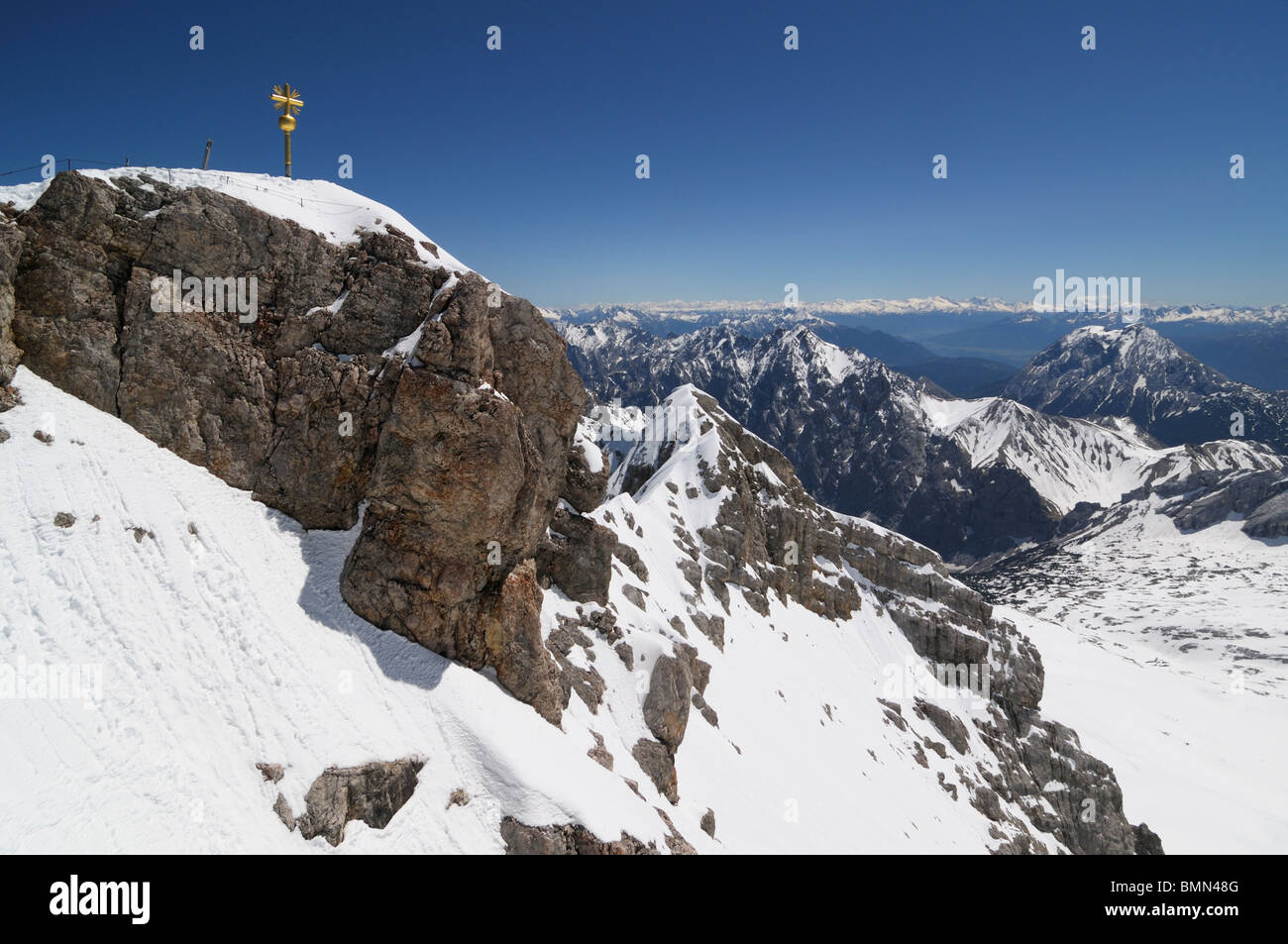 Gold Kreuz auf dem Gipfel der Zugspitze, Deutschlands höchstem Punkt Stockfoto