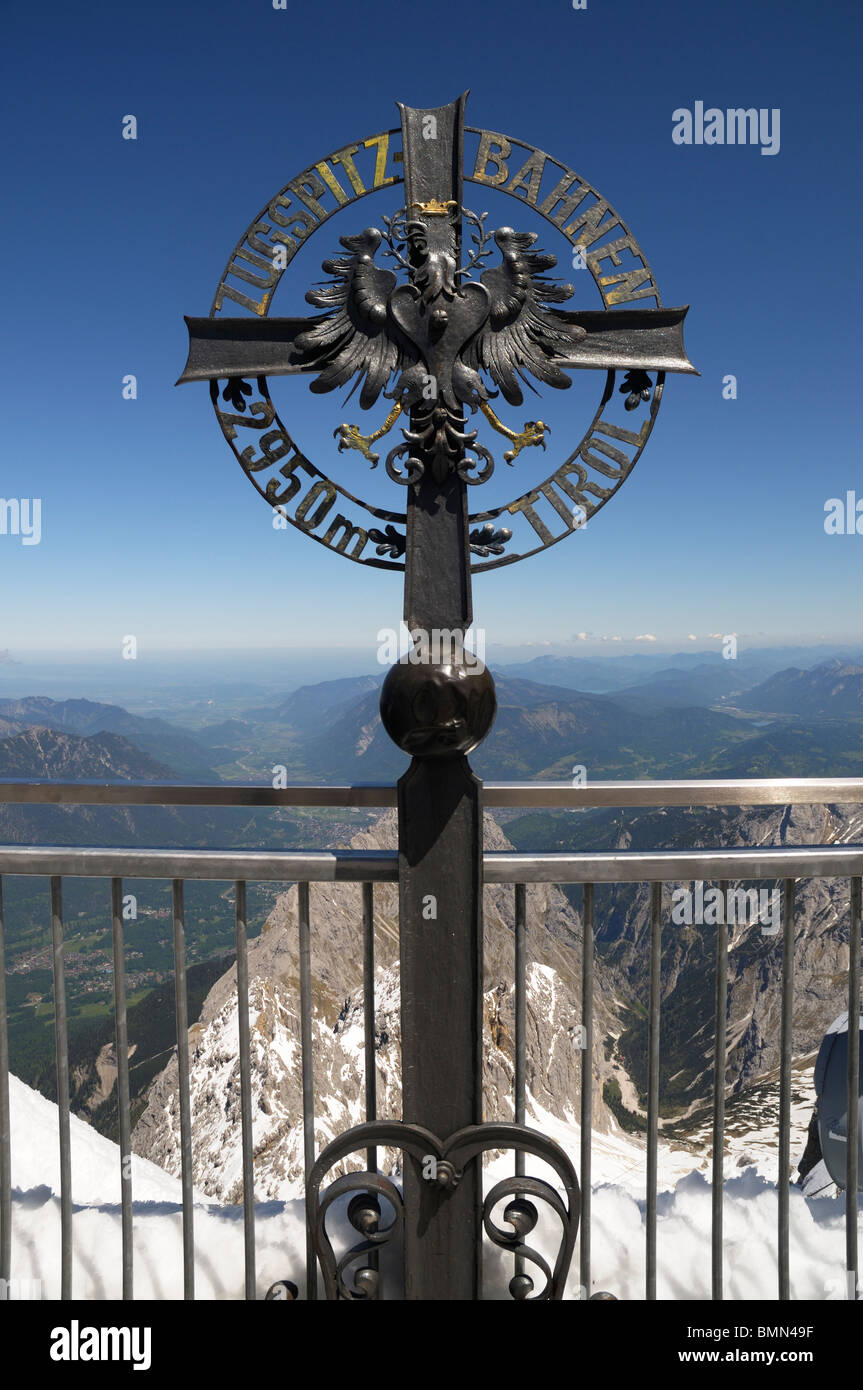Zugspitze Eisenbahn Denkmal auf der Aussichtsplattform auf der Zugspitze, Bayern, Deutschlands höchsten Punkt. Stockfoto