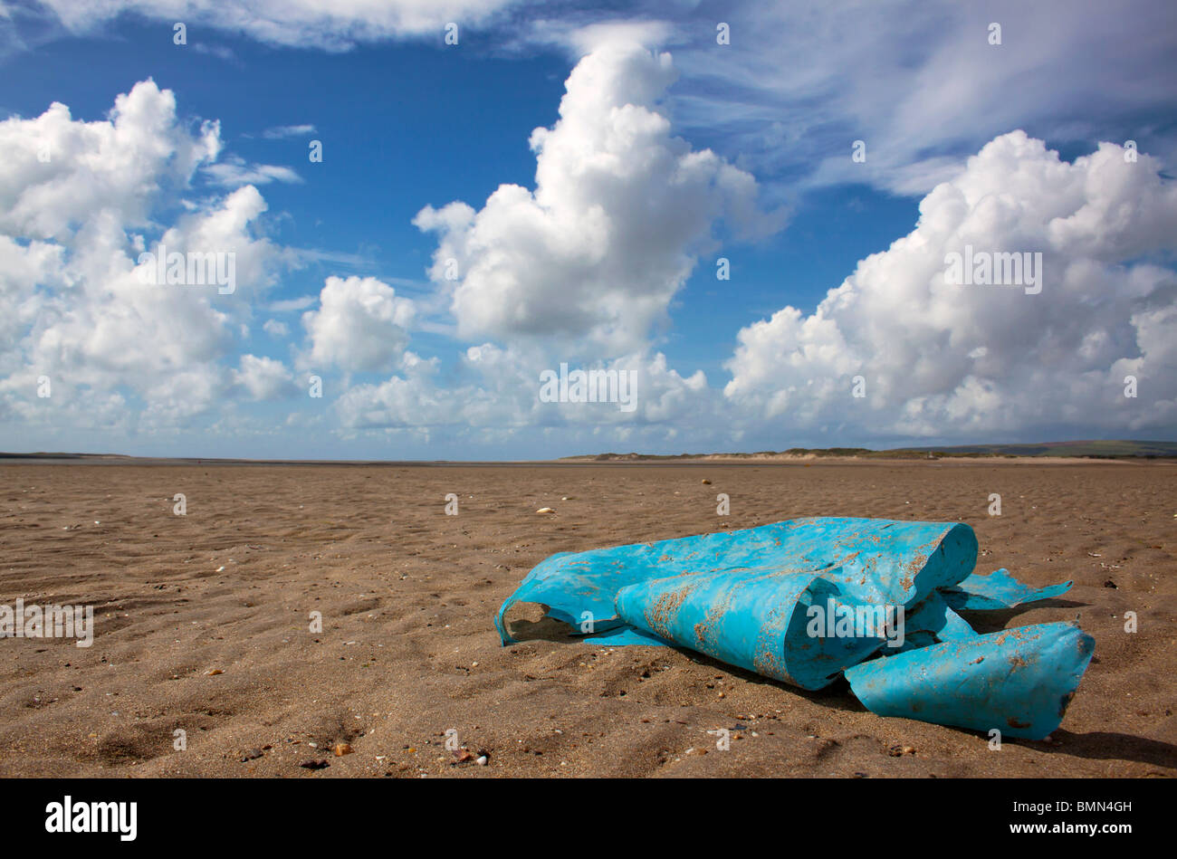 Alte Kunststoff Wurf an einem Strand in devon Stockfoto