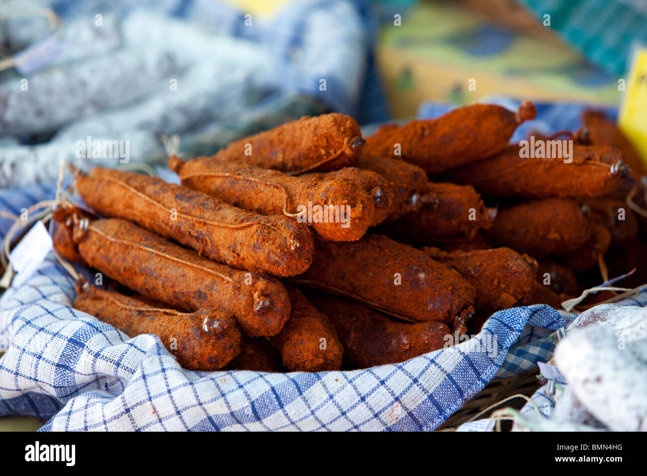 Piment beschichtet Salami am französischen Markt Stockfoto